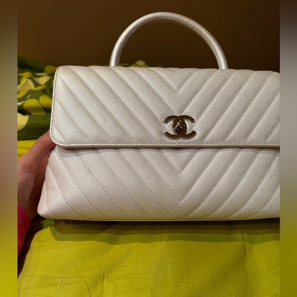 Chanel pearlescent white coco handle medium/large size. - Picture 7 of 16